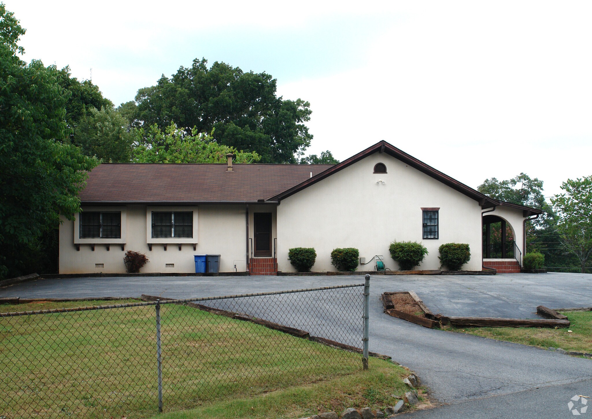 435 Jones Dr, Roswell, GA à louer Photo principale- Image 1 de 17