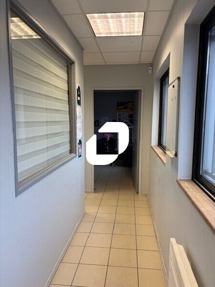 Rue Costes Et Bellonte, Mantes-la-Jolie for lease - Interior Photo - Image 3 of 7