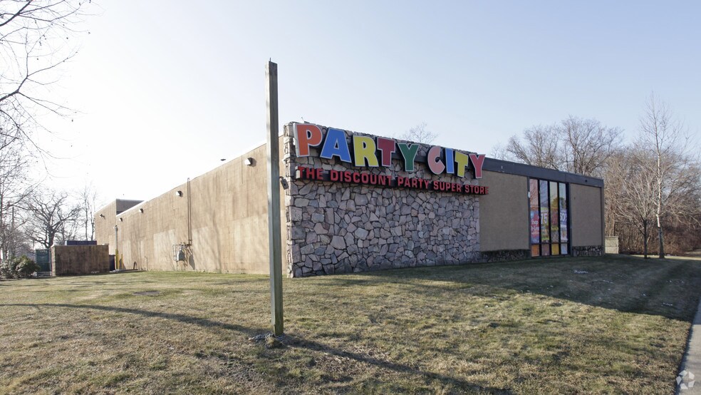 2396 Sunrise Hwy, Islip, NY à louer - Photo du bâtiment - Image 2 de 2