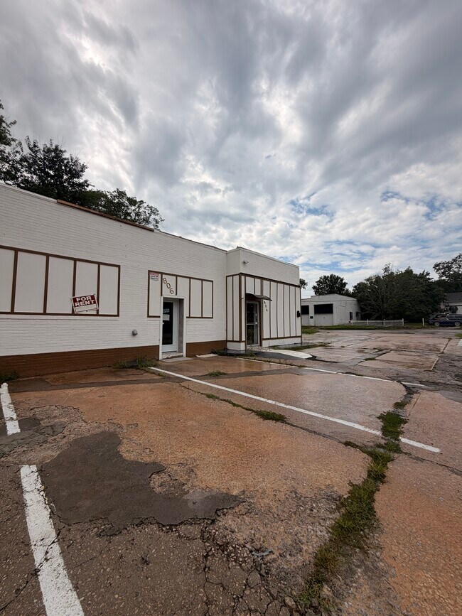 Plus de détails pour 806 S Main St, Louisburg, NC - Commerce de détail à vendre