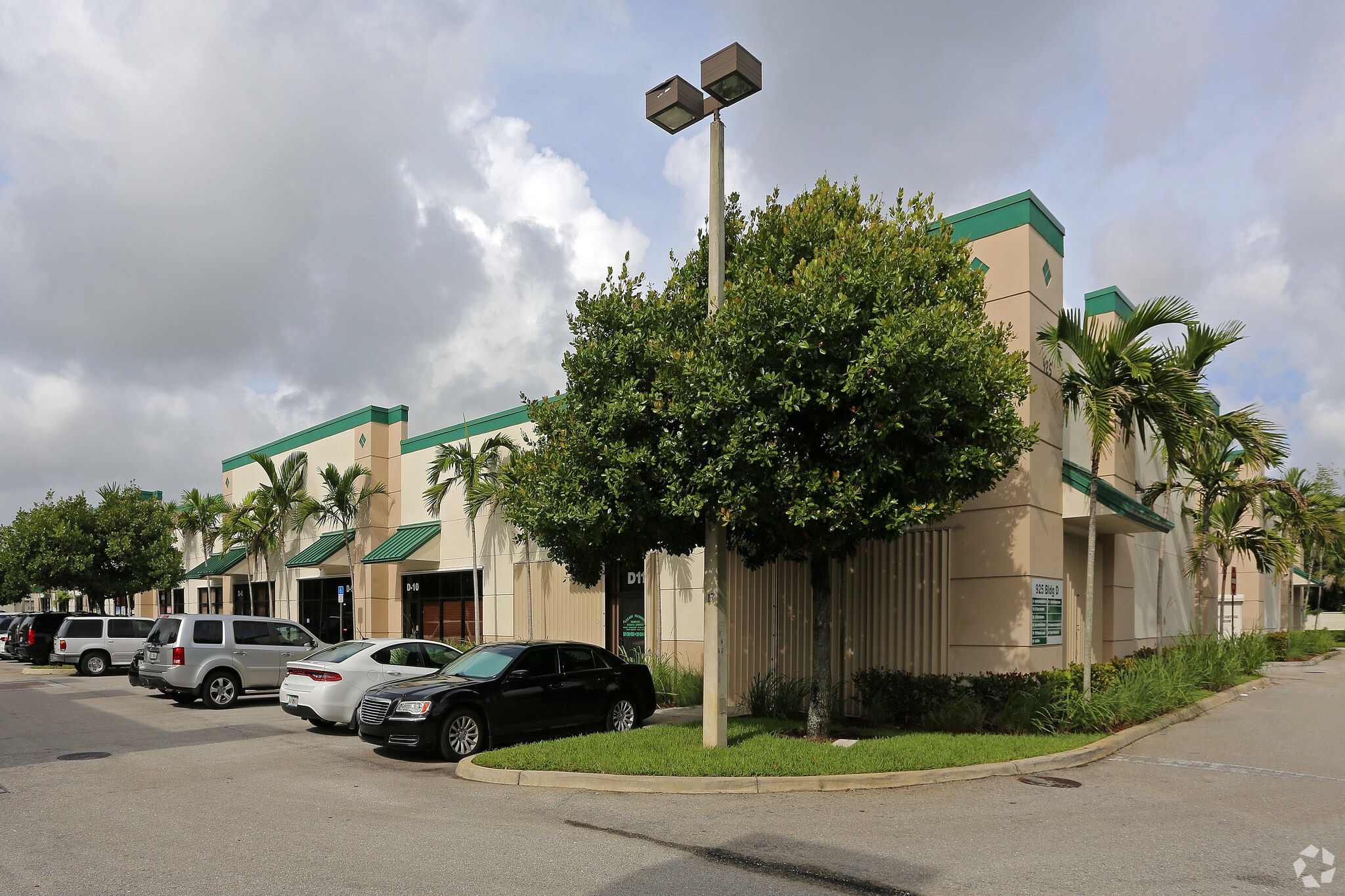 925 S Military Trl, West Palm Beach, FL for lease Primary Photo- Image 1 of 8