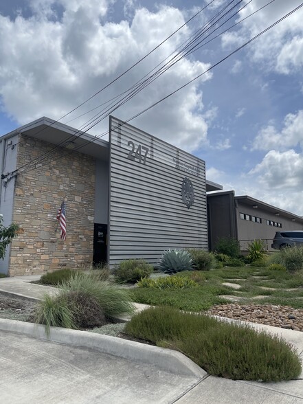 247 W Olmos Dr, San Antonio, TX for lease - Building Photo - Image 3 of 30