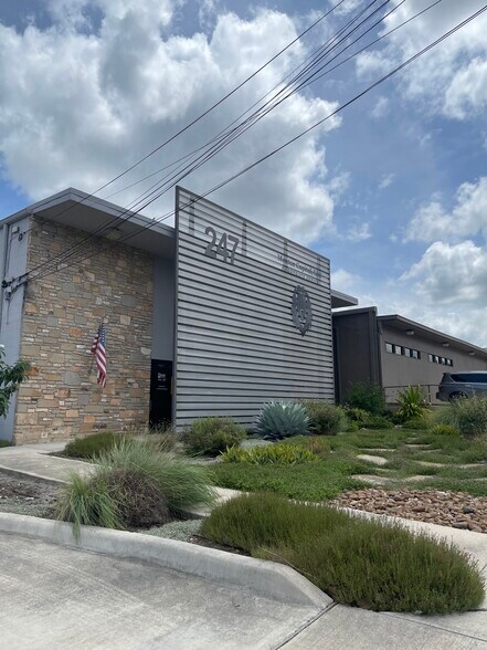 247 W Olmos Dr, San Antonio, TX à louer - Photo du bâtiment - Image 3 de 30