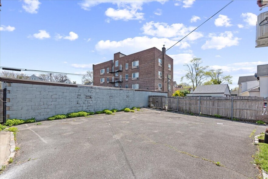 70 Carman Ave, Cedarhurst, NY à louer - Photo du bâtiment - Image 2 de 4