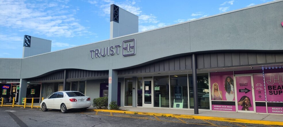 5014 E Busch Blvd, Tampa, FL à louer - Photo du bâtiment - Image 3 de 5