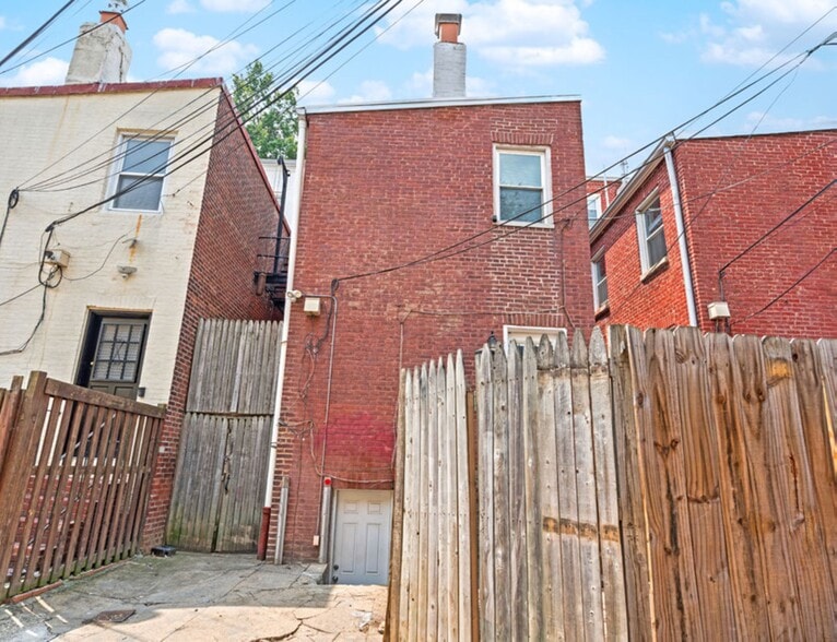 220 3rd St SE, Washington, DC à vendre - Photo du bâtiment - Image 3 de 10