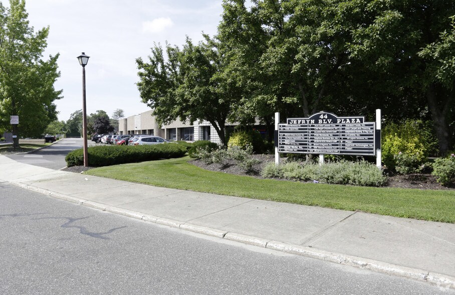 44 W Jefryn Blvd, Deer Park, NY à louer - Photo du bâtiment - Image 3 de 3