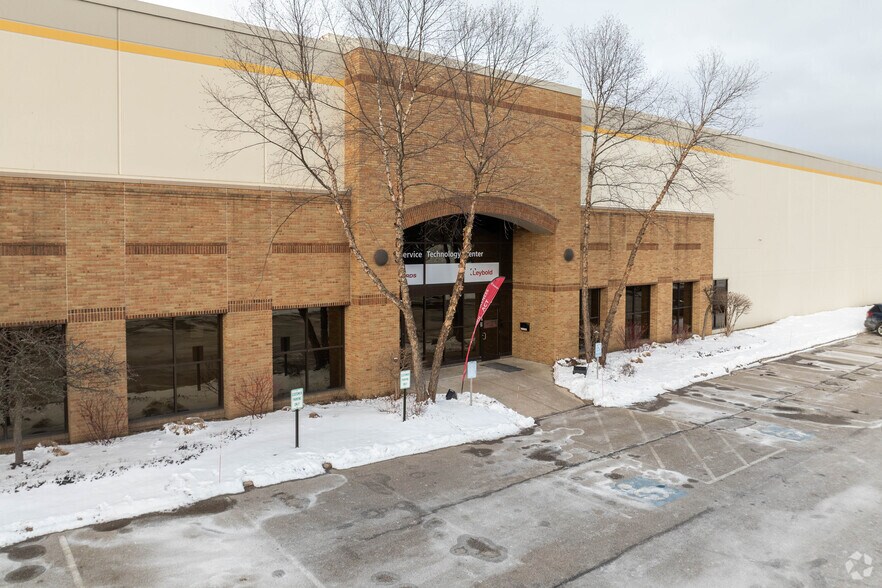 7905 Cochran Rd, Solon, OH à louer - Photo du bâtiment - Image 1 de 4