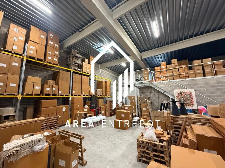 Flex in Aix-en-Provence for lease - Interior Photo - Image 2 of 8