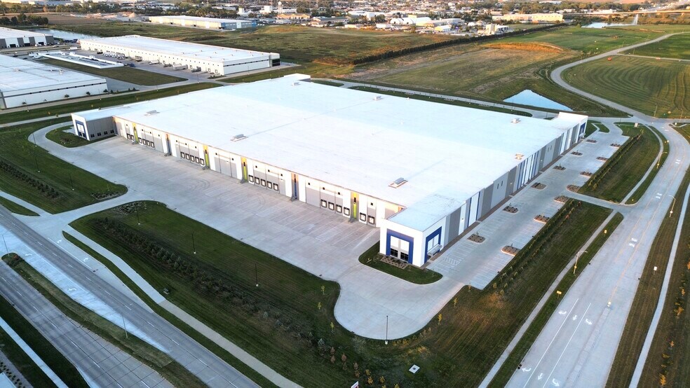 12501 Plum Dr, Urbandale, IA à louer - Photo du bâtiment - Image 3 de 7