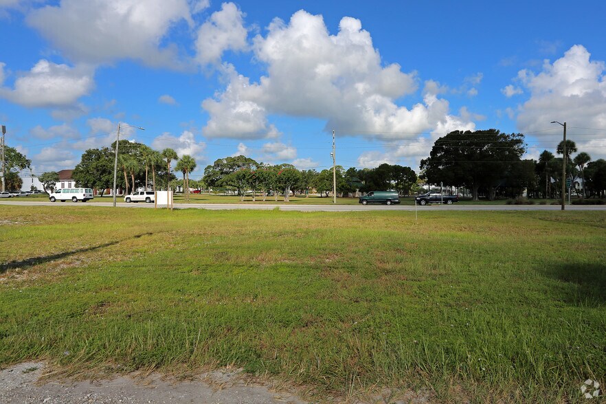 900 S US HWY 1, Fort Pierce, FL à louer - Photo du bâtiment - Image 3 de 8