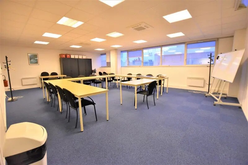 Flex dans Paris à louer Photo du bâtiment- Image 1 de 8