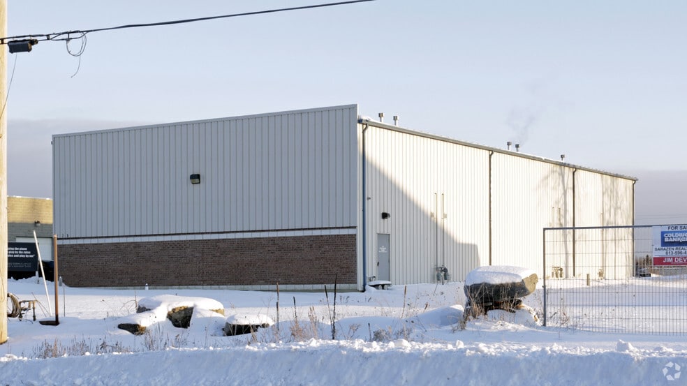 138 Wescar Ln, Ottawa, ON à louer - Photo du bâtiment - Image 2 de 3