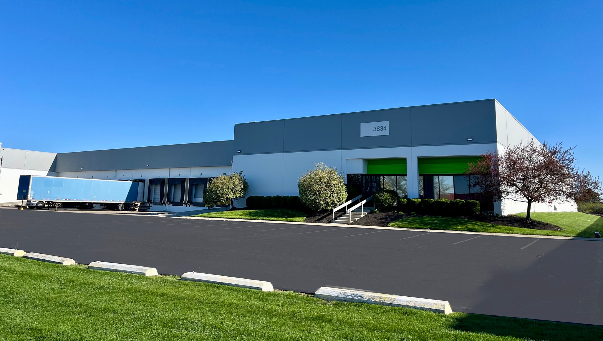 3820-3834 Zane Trace Dr, Columbus, OH for lease Primary Photo- Image 1 of 5