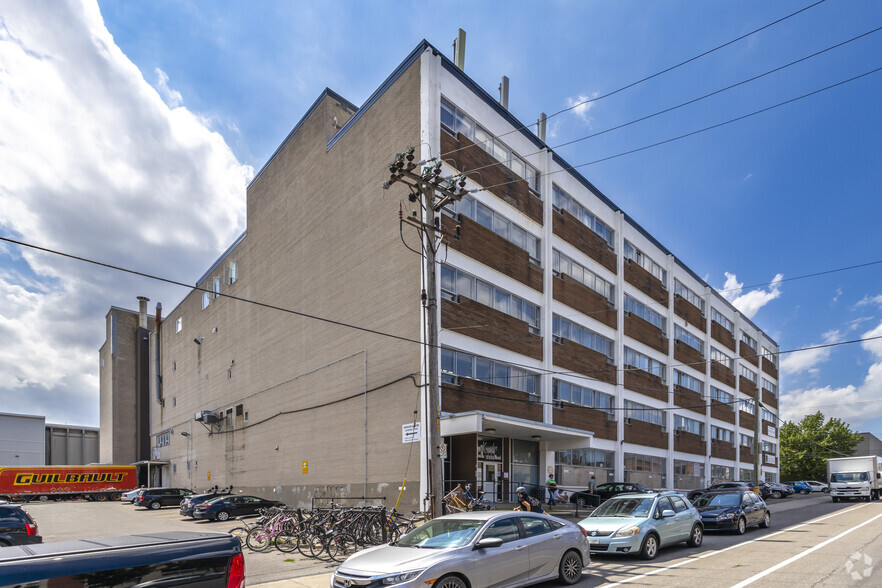 5550 Rue Fullum, Montréal, QC à louer - Photo du bâtiment - Image 3 de 3