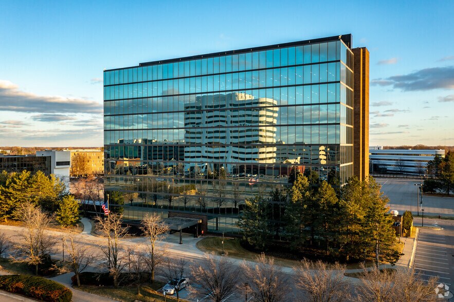 999 W Big Beaver Rd, Troy, MI à louer - Photo du bâtiment - Image 2 de 16