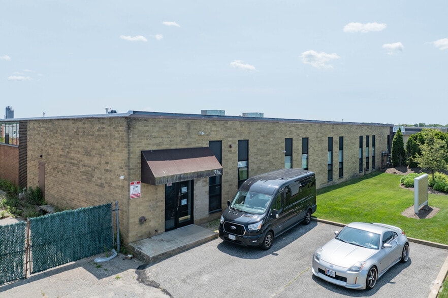 71 E Industry Ct, Deer Park, NY à vendre - Photo du bâtiment - Image 2 de 2