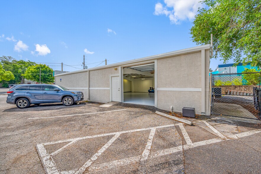 1230 Lady Marion Ln, Dunedin, FL à louer - Photo du bâtiment - Image 3 de 6