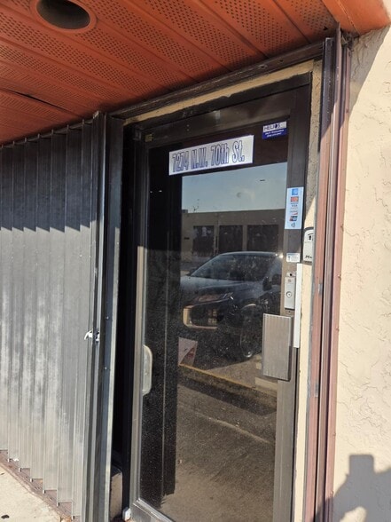 7282-7302 NW 70th St, Miami, FL for lease - Building Photo - Image 2 of 7