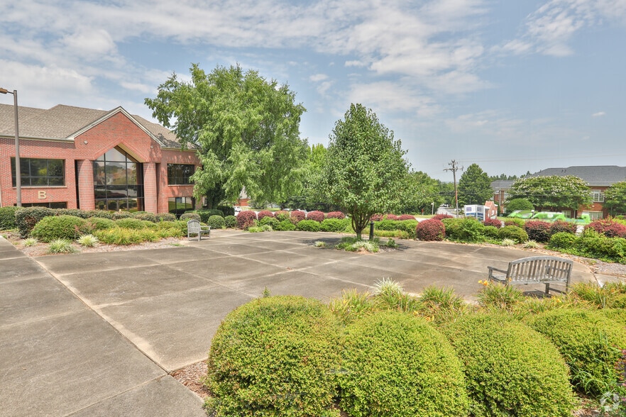 330 Pelham Rd, Greenville, SC à louer - Photo du bâtiment - Image 3 de 10