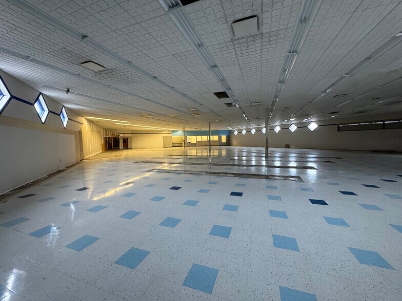 1313 N Wood Ave, Florence, AL for sale - Interior Photo - Image 2 of 17