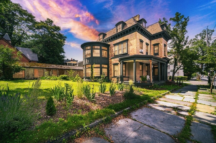 Grand St 4 Property Portfolio portfolio of 4 properties for sale on LoopNet.ca - Building Photo - Image 2 of 15