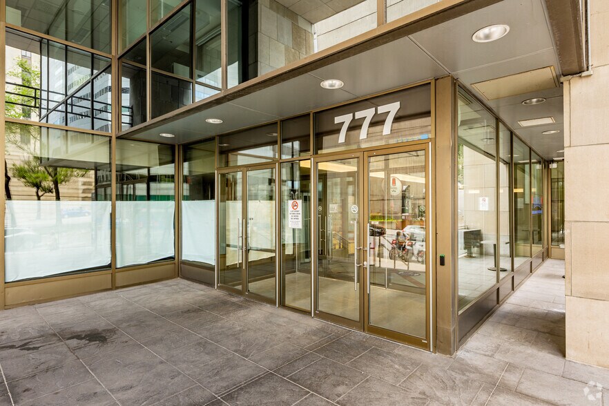 1060 Boul Robert-Bourassa, Montréal, QC à louer - Photo du bâtiment - Image 3 de 4