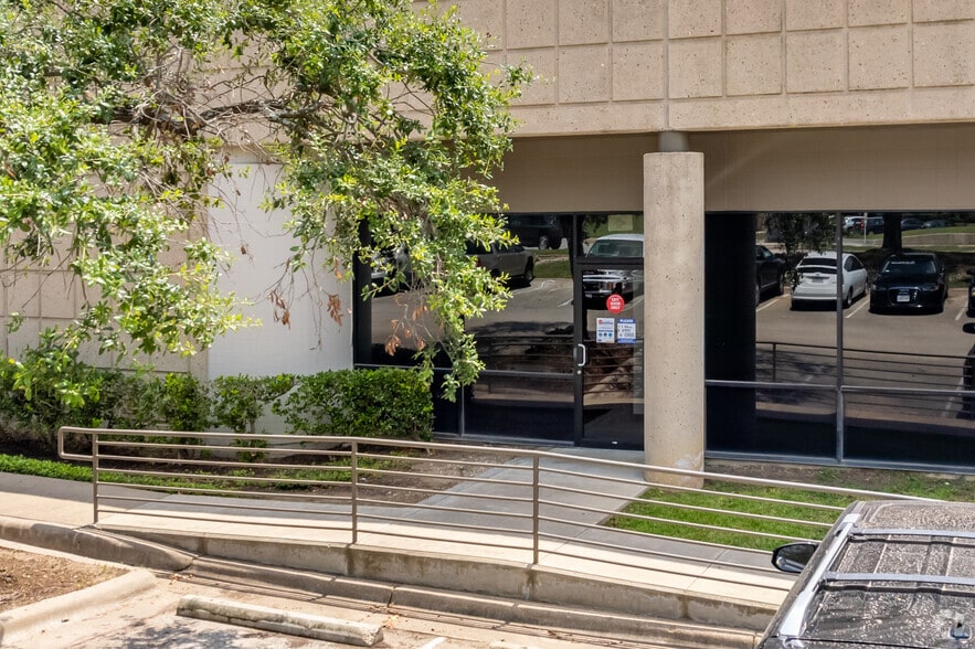 2111 Braker Ln, Austin, TX for lease - Building Photo - Image 3 of 24