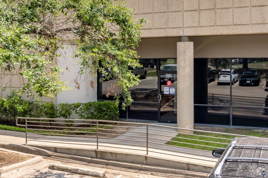 2111 Braker Ln, Austin, TX à louer - Photo du bâtiment - Image 3 de 24