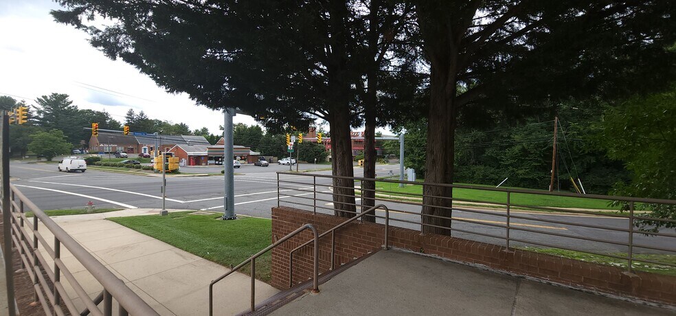 2301 Gallows Rd, Dunn Loring, VA à louer - Photo du bâtiment - Image 2 de 7