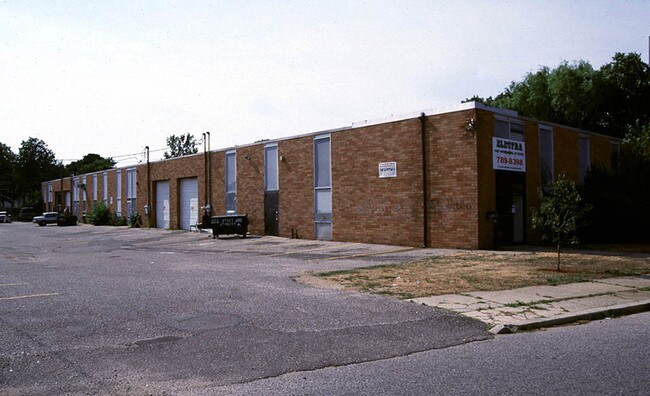 Plus de détails pour 690 Albany Ave, Amityville, NY - Industriel à louer