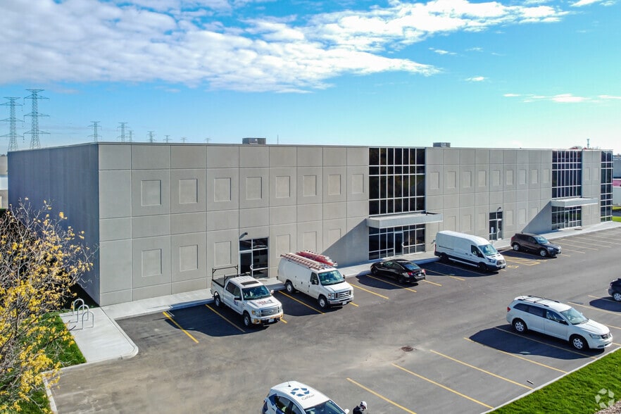 899 Ages Dr, Ottawa, ON à louer - Photo du bâtiment - Image 2 de 4