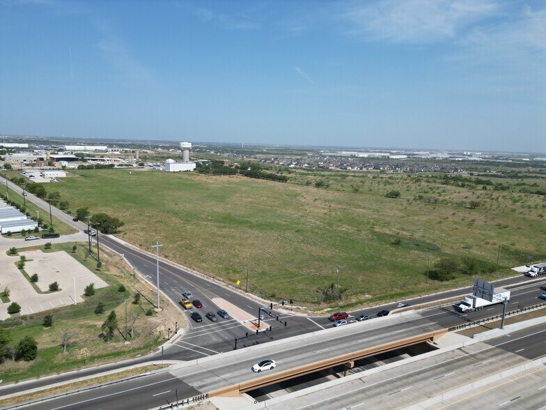 Keller Hicks Rd, Fort Worth, TX à vendre - Photo principale - Image 1 de 3