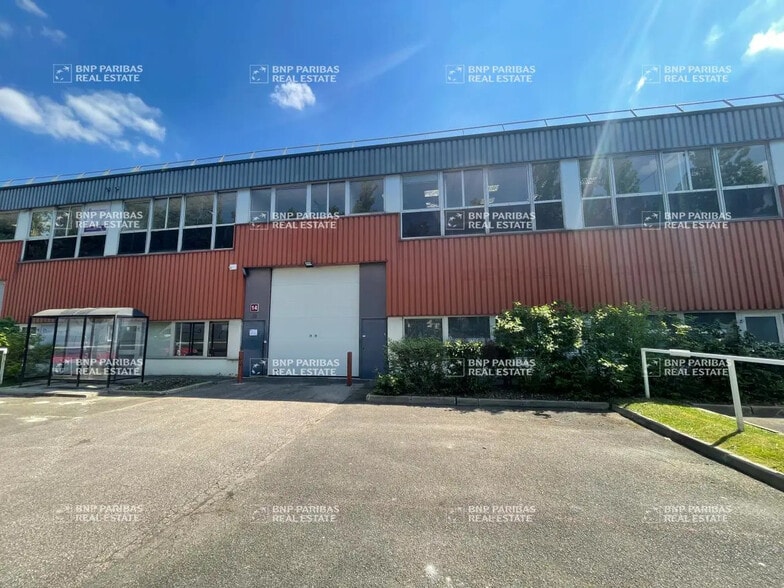 Flex in Trappes for lease - Building Photo - Image 2 of 7
