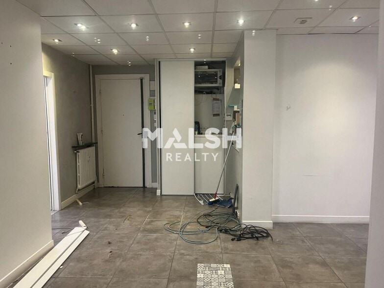 Office in Lyon for lease - Interior Photo - Image 2 of 2