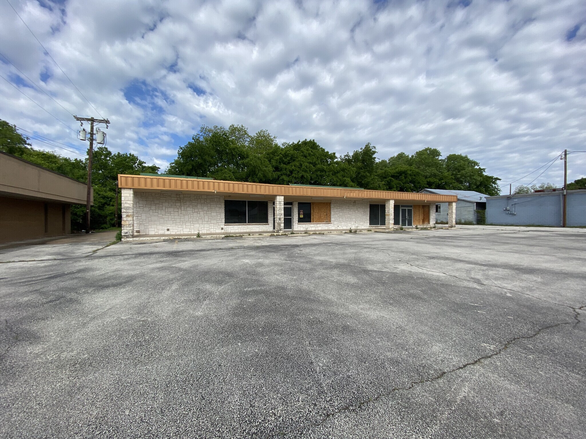 813-817 N Grand Ave, Gainesville, TX for lease Primary Photo- Image 1 of 12