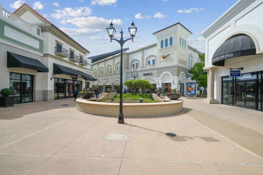 152 The Arches Cir, Deer Park, NY à louer - Photo du bâtiment - Image 3 de 8