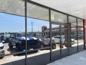 900 Hayes Dr, Manhattan, KS for lease Building Photo- Image 1 of 14