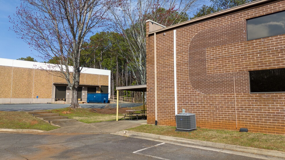 1040 Cobb Industrial Dr, Marietta, GA for sale - Building Photo - Image 3 of 17