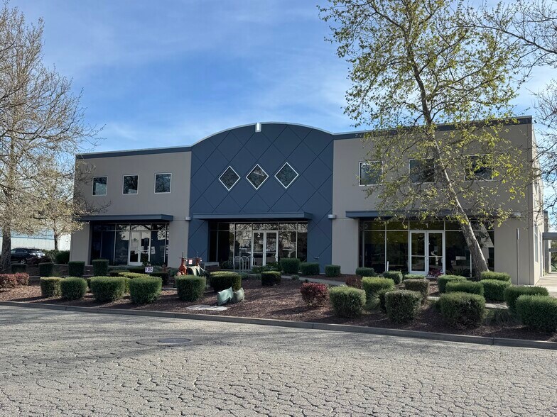 3820 Cypress Dr, Petaluma, CA à vendre - Photo du bâtiment - Image 1 de 4