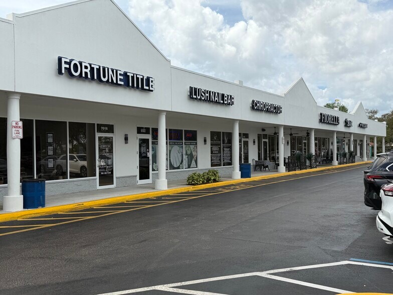 7000 Charleston Shores Blvd, Lake Worth, FL à louer - Photo du bâtiment - Image 2 de 5