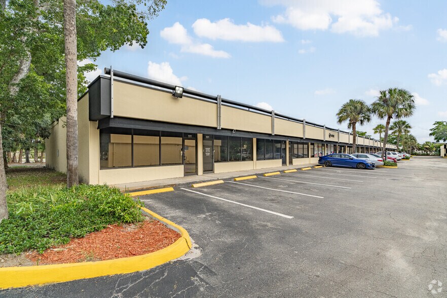 6043 Kimberly Blvd, Fort Lauderdale, FL à louer - Photo du bâtiment - Image 1 de 13