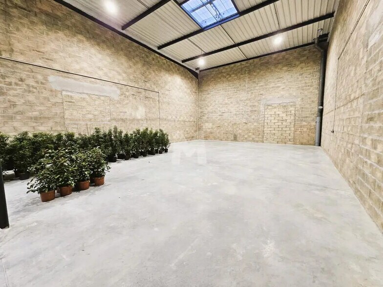 Flex in Lieusaint for lease - Interior Photo - Image 3 of 11