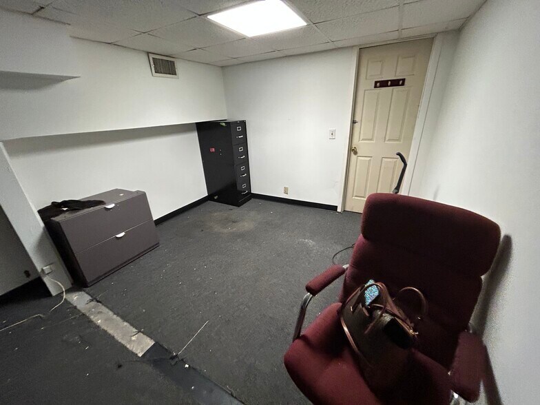 2568-2570 Hempstead Tpke, East Meadow, NY for lease - Interior Photo - Image 3 of 13