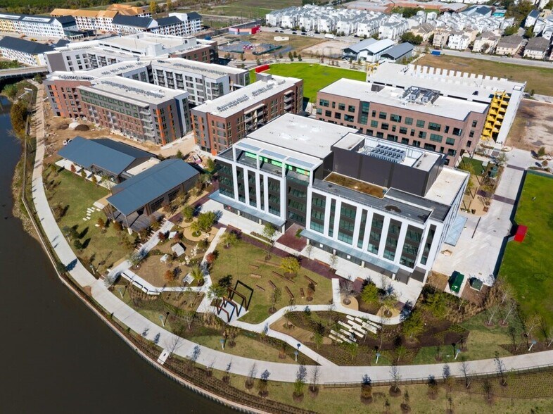 100 Jensen Dr, Houston, TX à louer - Photo du bâtiment - Image 2 de 10