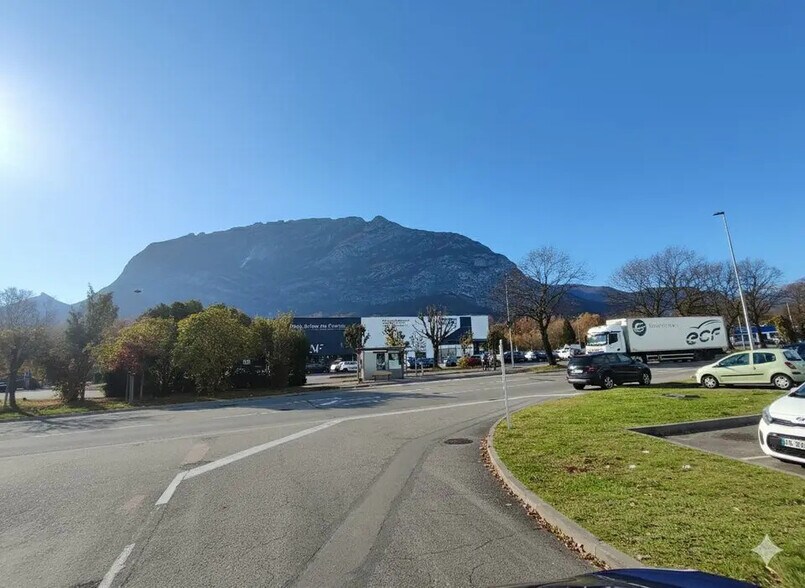 Commerce de détail dans SAINT EGREVE à louer - Photo du bâtiment - Image 3 de 6