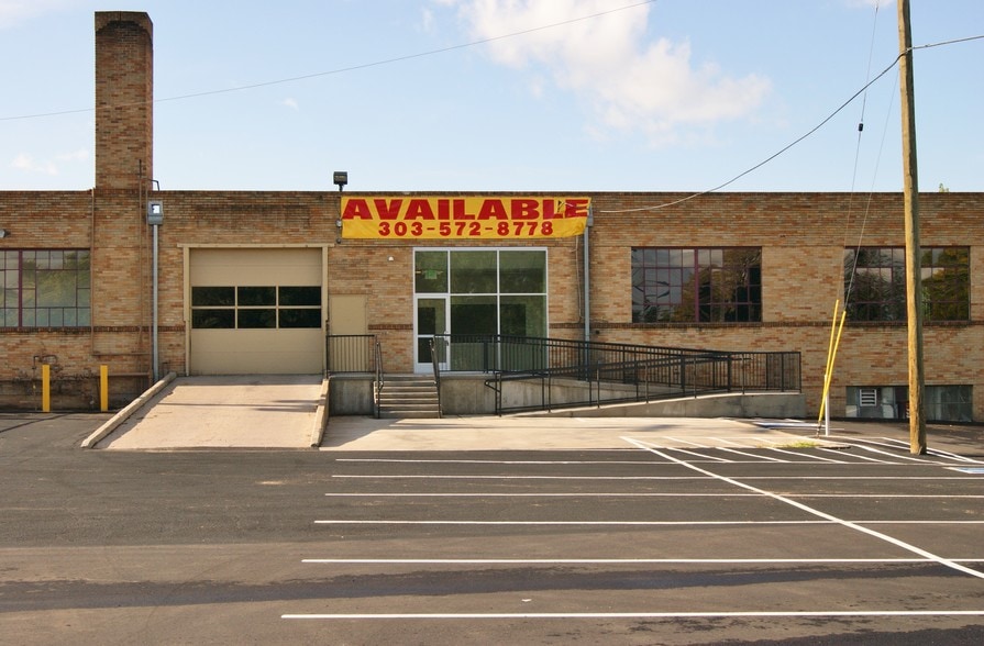 2555 S Santa Fe Dr, Denver, CO à louer - Photo du bâtiment - Image 3 de 12