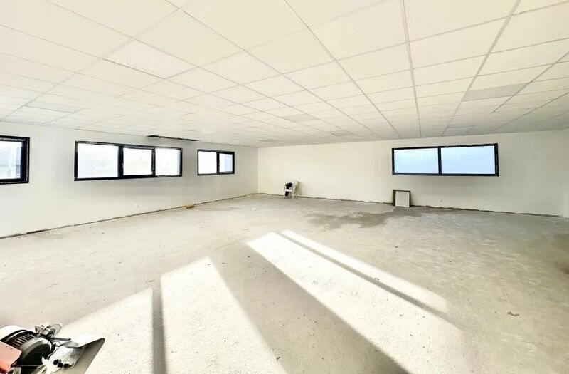 10 Rue Guy De Maupassant, Les Pennes-Mirabeau for lease - Interior Photo - Image 3 of 11