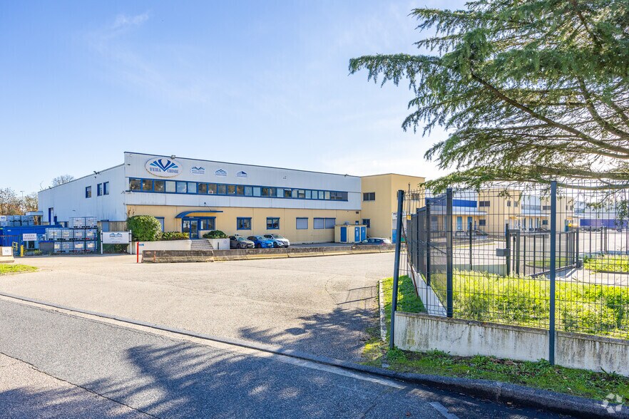 2 Rue Du Broteau, Irigny à louer - Photo du bâtiment - Image 2 de 2