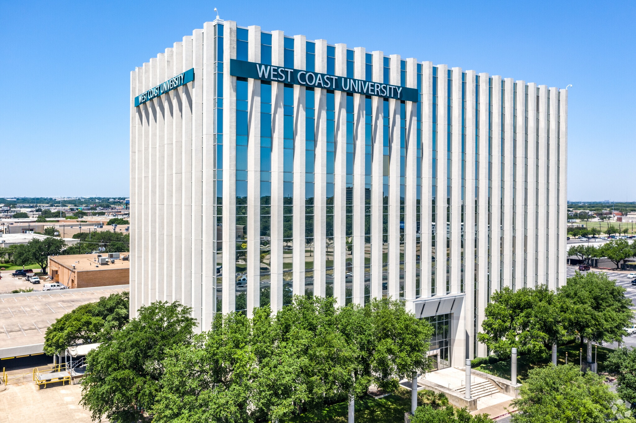 8435 N Stemmons Fwy, Dallas, TX à louer Photo principale- Image 1 de 5